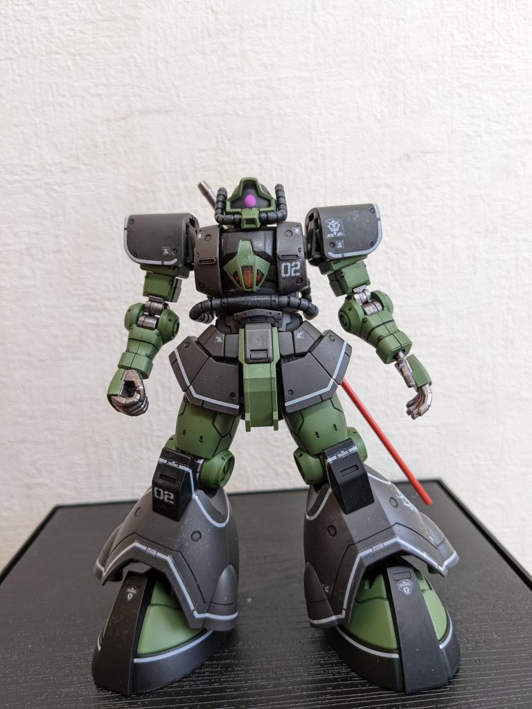 正面素立ちあと、デフォルトの薄いグレーが2色なのも、色分け多すぎな気がしたので、そこも変えたかったので、ジオン軍セットのザクダークグリーンで統一(自分ではエラそうに「引き算の美学」と言ってます😅)反対に、ボディ中央の黒い部分がデフォだとボヤけた感じだったので、グリーン足してグフ彷彿の塗り分けにしてみました。なかなか良さげなアレンジじゃないかと思っておりますが如何でしょう❓