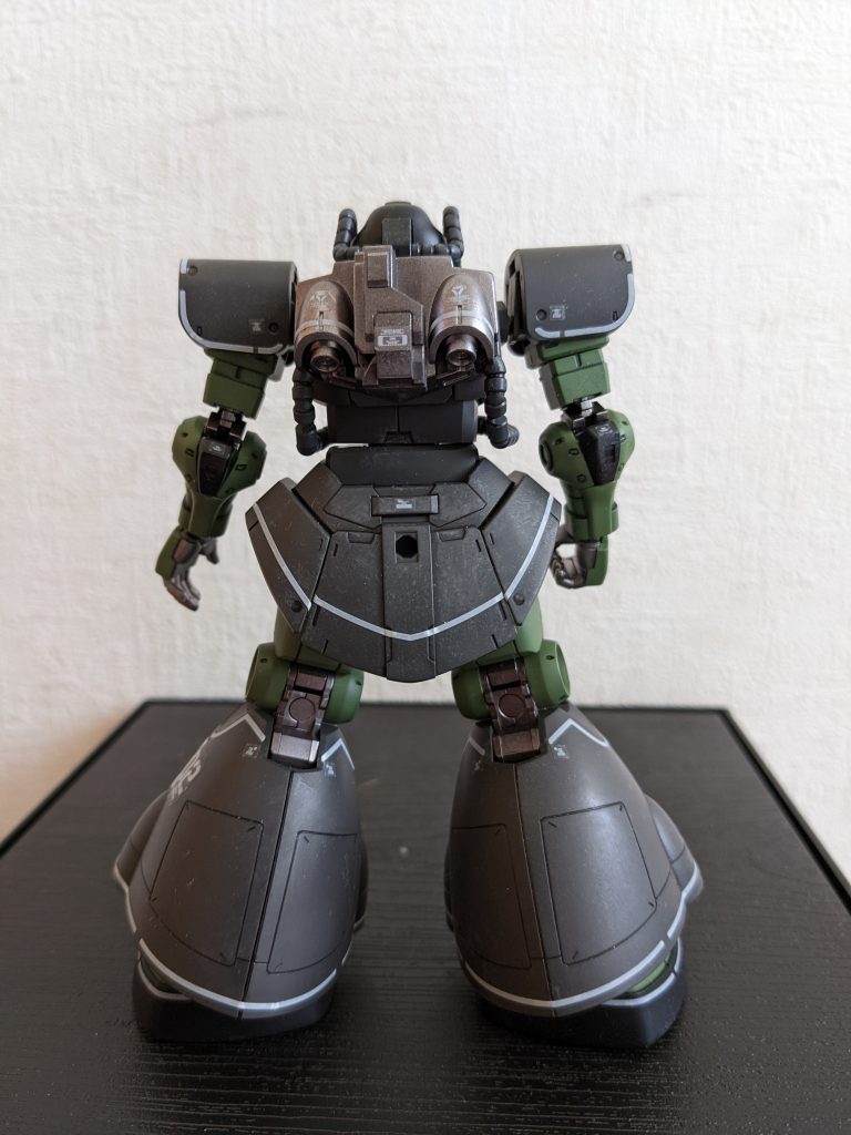 背面トップコートではなく、ガンマカのつや消しクリアをエアブラシで吹きました・・・が、胴体に手足を組み付ける際に迂闊に触ったら白くなっちゃった💦もう少し養生して、ビニール手袋付けてやればヨカッタです😢