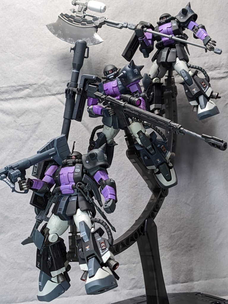 プレバン限定のトリプルベースで。MGなら2体が限度かな。折れそうw