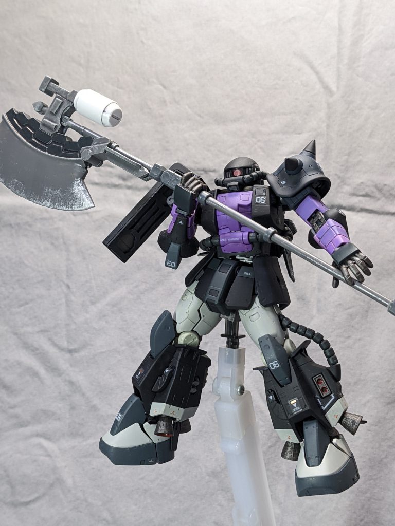 オルテガ機。HGが入手できないばっかりに斧のスクラッチをする羽目に。MGユニコーンのビームトマホークをベースにジャンクでデコレートしています。