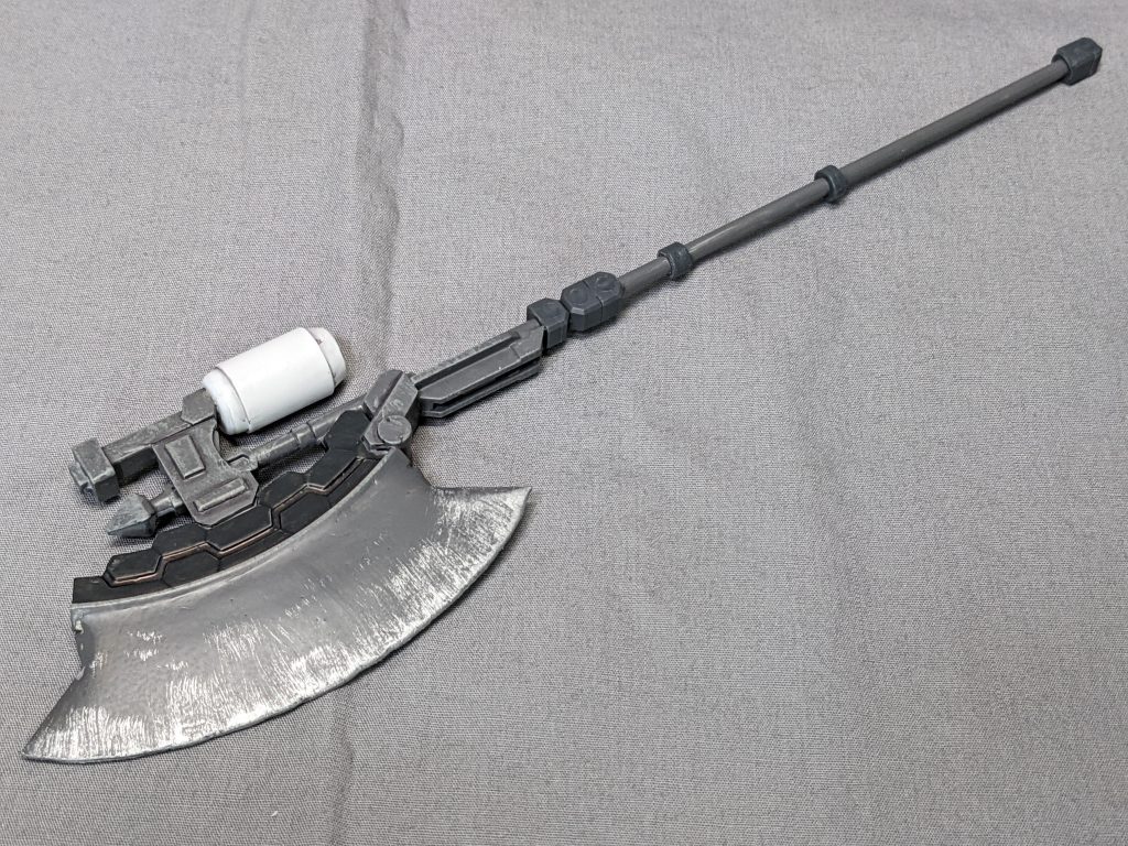 今回の目玉、デカヒートホーク。MGユニコーンのビームトマホークをベースに、3ミリプラ棒を接着、刃はポリパテ盛って削り出しです。