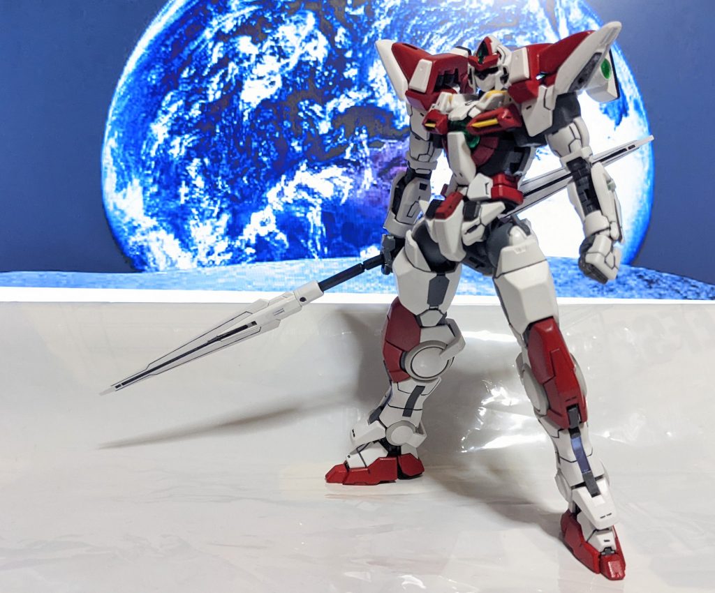 嘘です。2322年になっても多分公開されません。マイケルとジェニファーって誰だよというツッコミをする人は、「劇場版 ソレスタルビーイング」で検索してください。元々はエクシア7S/2Bを作りながらテッカマンブレードを見ていて、「千値練のブレードもいいけど、ガンプラでそれっぽいものを作ってみたいな」という軽い気持ちから始まり、オリジナルなんだからブレードの元ネタのオーガンも入れよう、ボルテッカも再現したいと次々アイデアを取り入れて完成させました。その割には肩と頭部以外は7割方無改造のエクシアです。ついでに上記の嘘予告は、劇場版ダブルオー内でクアンタの戦闘シーンなんて実際10分もないから誰もクアンタの姿を見てないことを考えたら、きっとソーセージ監督なら好き勝手アレンジした機体を出すだろうと妄想したものです。追記:鼻を黒くしたほうがよりブレードらしかったので一部画像を差し替えました。