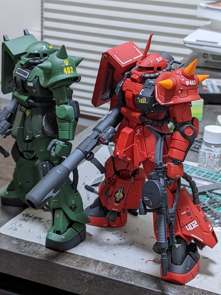 本当は、ドムと撮りたかったのですが、値段がヤバいので、ザクで402部隊です!!