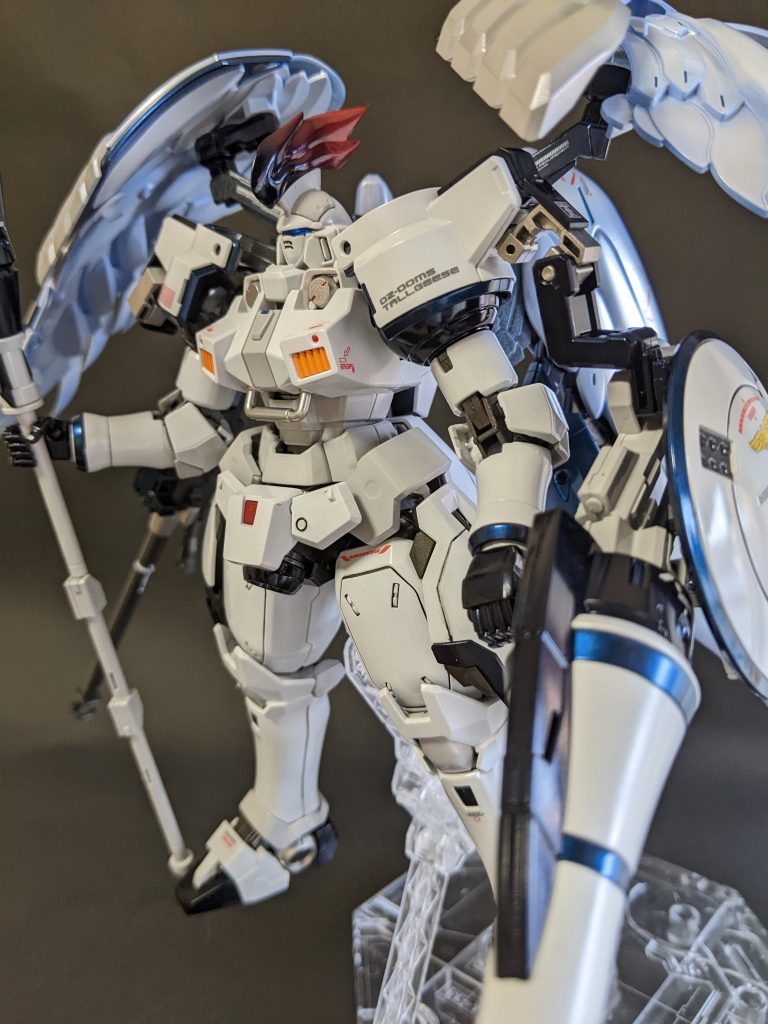 トールギスフリューゲルはブルートーンメインに塗装。対になるウイングがイエロートーンだったので２対になるように作成してます。