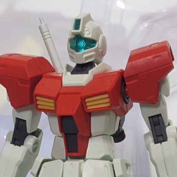 先日某中古ショップで偶然発見したGM/GM。組立済で全身にスミ入れが施され、頭部もジムコマンドタイプしかありませんでしたが状態が良かったため購入。中古組立前だと4000円が組立済の頭部欠品ということもあり、なんと破格の1500円。余ったお金で新品のブルー1号機も買えてしまうお得さ。正直ノーマルジムヘッドのほうが良かったけどそれは置いといて。まずはパーツを全分解してチェック。うん、スミ入れだらけだけどゲート跡の処理はキレイだし関節の白化もない。カメラ内部をシルバーで塗装してるのは許容できるしビームサーベルの発信部にヒビがあるくらいなら修復も早い。というわけでまずは予め購入していたラッカー薄め液（小）を紙コップに注ぎ、パーツを投下。5分ほど待てばパーツを傷つけずにスミ入れだけ溶けるので、キレイになったところで水洗浄。乾かして組み立てたら再チェック。よし、キレイになったな。カメラ部分のシルバーは溶けなかったようだけどまあよし。って何この塗料？水性か？改めて見るとやはりGM/GMは完成度が高い。宇宙世紀のジムモチーフなのに、各部のデザインがアレンジではなく現代寄りにリデザインされているのでアナザー系列と並べても違和感のないカッコよさと可動域。やるな、ガンプラマフィア。非合法な仕事なんてせずにこれ売り出したほうが普通に稼げるんじゃないかな。ついでにREVIVEガンダムと比較。ううむ、足がREVIVEより太いからマッシブに見えるし、腕も筋肉質でまるで「俺ら連邦愚連隊」のジムのような強者感がある。しかし構造はだいぶ違うからニコイチ改修は難しいな…特に肘と膝がまるで別物なのが残念。まあREVIVEは完全新規設計に対してGM/GMはベースガンダムやレオパルド・ダ・ヴィンチと同じ規格でHGCEストライクに近いから仕方ないか。とはいえ、運良く手に入れた良キット。パーツストックがないのは不安だけど何かしら手を加えてあげたいところだ。（1枚目）