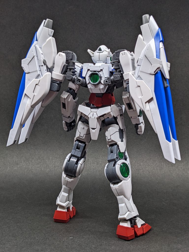 改造箇所は両肩のシンメトリー化、フロントアーマー、バックパックの接続アームくらいで、ふくらはぎのアーマーをオミットしてスッキリしたプロポーションに