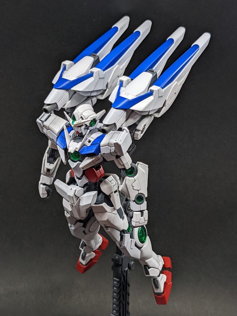 長距離航行モードGN粒子とミノフスキードライブの特性を掛け合わせ、半永久的に生成されるGN粒子を高圧縮し放出することで圧倒的な推進力を実現。エネルギー切れを起こす事無く高速、長距離の運航が可能