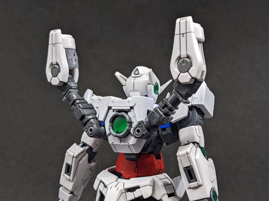 今回1番悩んだ接続アームです。RGクアンタの余剰パーツの腕フレームをそのまま採用し、エクシアの腕パーツを被せてあります。RGのフレームなのでかなり自由な角度を付けられます