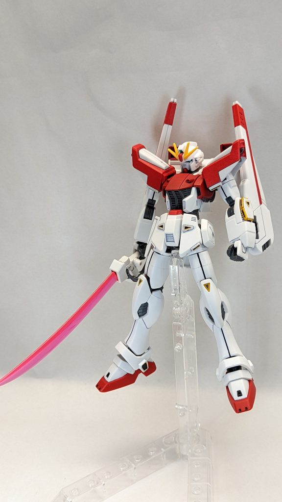 正面ですクロスボーンとかAGE-FXとかを混ぜてたりします肩のデザインはモチーフ元のF91イマジンに頑張って寄せました、最近はスジ彫りも練習中のです でもまぁ、ヴェスバーの配色間違えてたんですけどね!!!