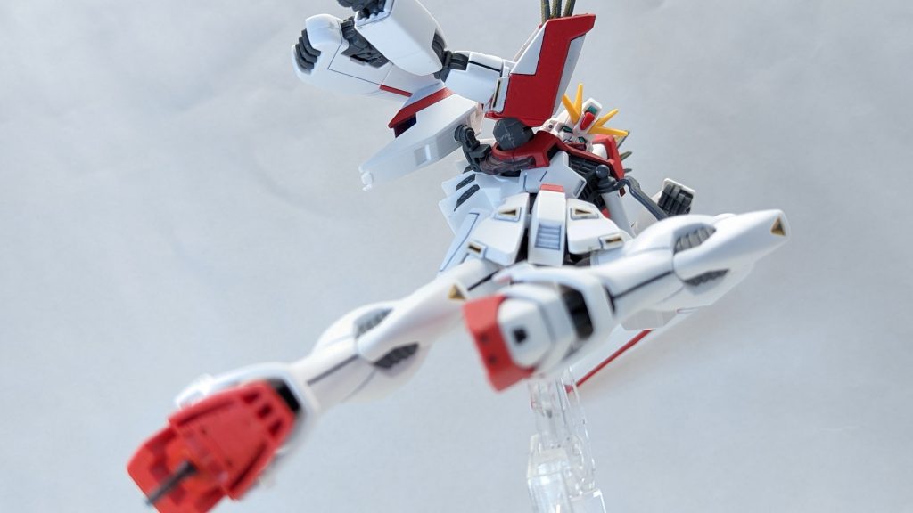 アポロン使いの人間のガンプラなので当然のように足癖が悪くてですね足首もクロスボーンに変えてあるのでヒートダガーが出てきますキックっていいよね