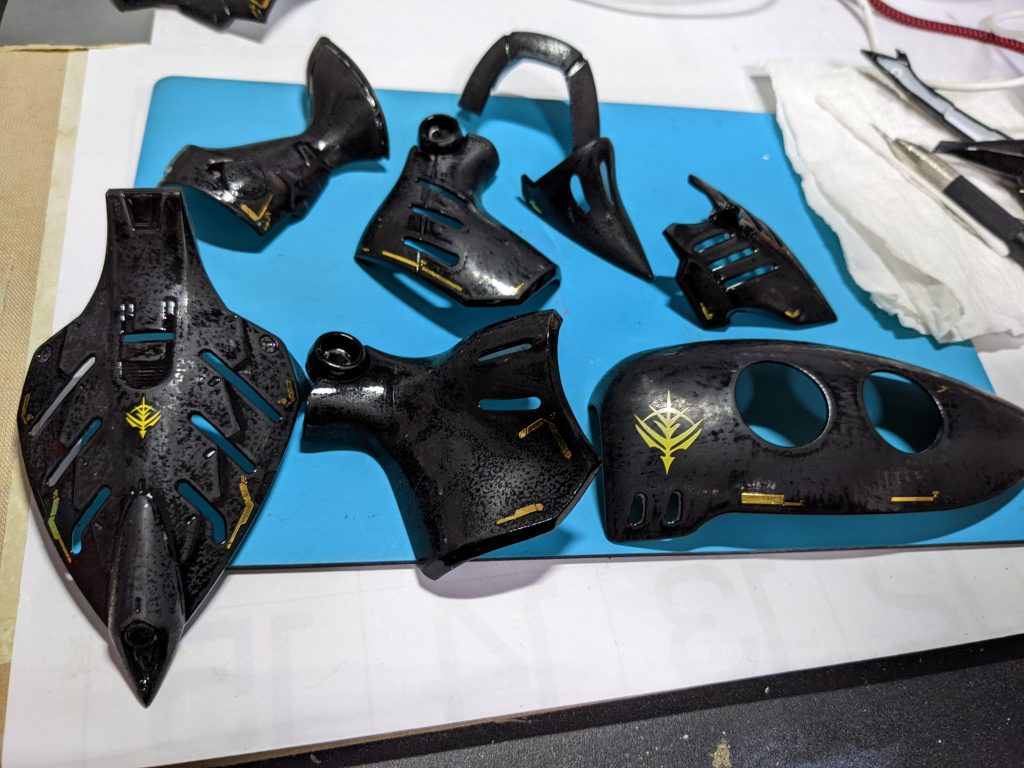 2000番で研ぎます。その後にデカール。デカール保護も兼ねて、このあとのクリアーは水性を吹いています。