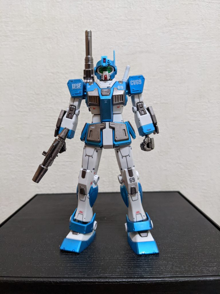 ポージングが難しいのと、せっかく塗った袖が隠れるのがイヤなので、結局シールドも対艦ライフルも持たせず、この状態で飾ってます。全然「ガードカスタム」じゃないですね💦