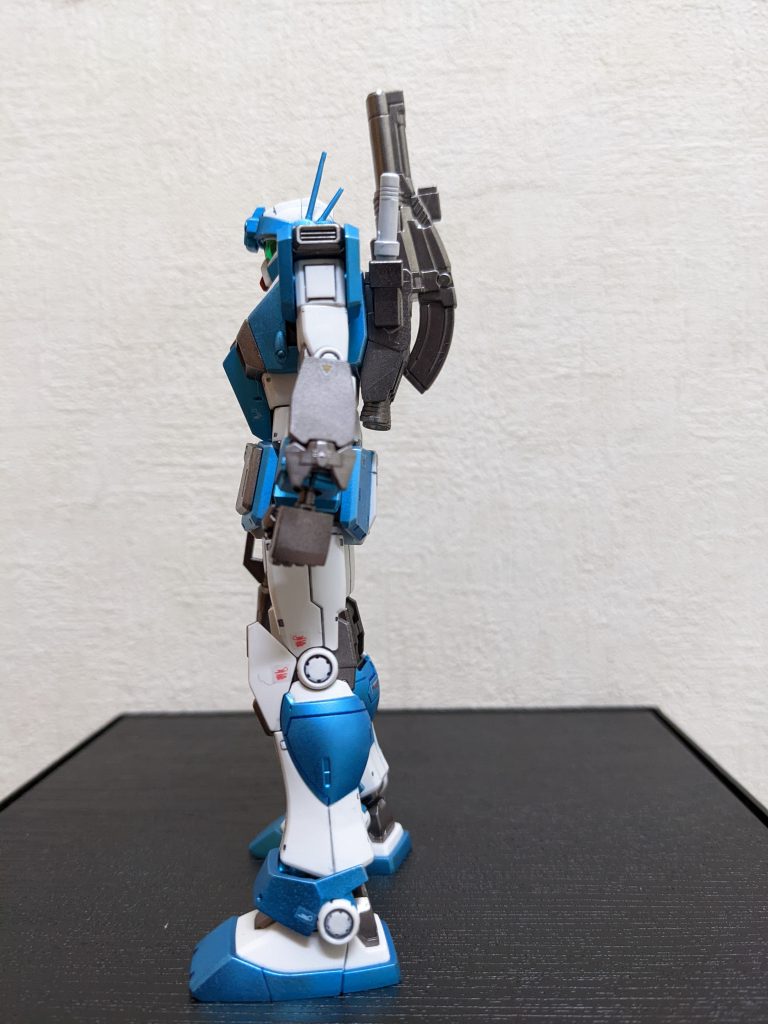 側面バックパックに装備追加用の穴とポリキャップまで入ってるのに、キットには何も入ってない💦何とも寂しいので、ガンダムFSDからビームサーベル、オリジン版ガンダムからショルダーキャノンと、使ってなかったパーツをそれぞれ移植。さらに!左のゴツいシールド見てたら、右に長い竿持たせてやりたくなり、オリジン版シャアザクに入ってて、自分的にザクにはしっくり来なかった「対艦ライフル」まで持たせてみました!!(トップの写真が、その「ラーメンのトッピング全部乗せ状態」です😅)