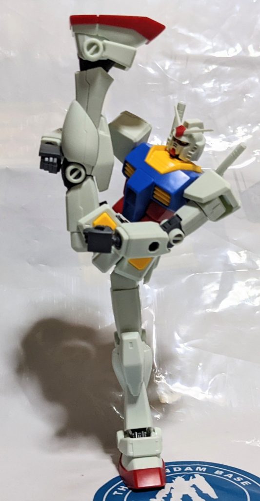 開脚は左右に45度と半減したと思いきや、ももロールを回転させれば最大135°まで行ける。サイドスカートが邪魔なので取り外しましたが、I字バランスもきれいにできます。では問題の足を曲げた状態はどうだろうか。