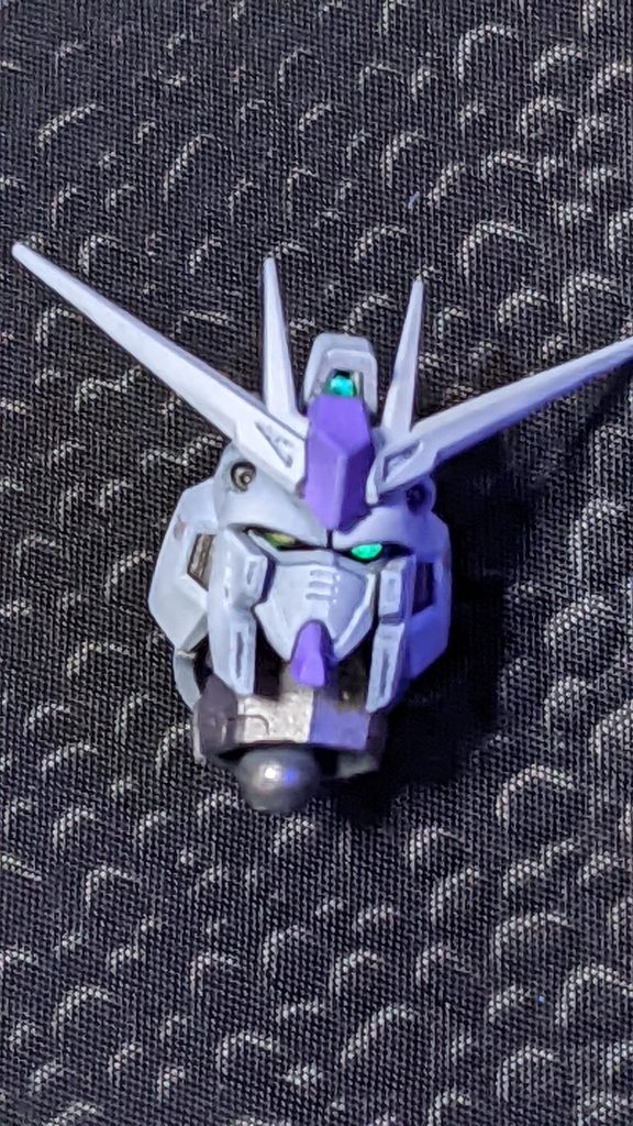 エナメルの蛍光イエローでカメラアイを塗装しましたが、ブラックライトで緑に発光。イエローで発光するにはどうしたら良いのですか?