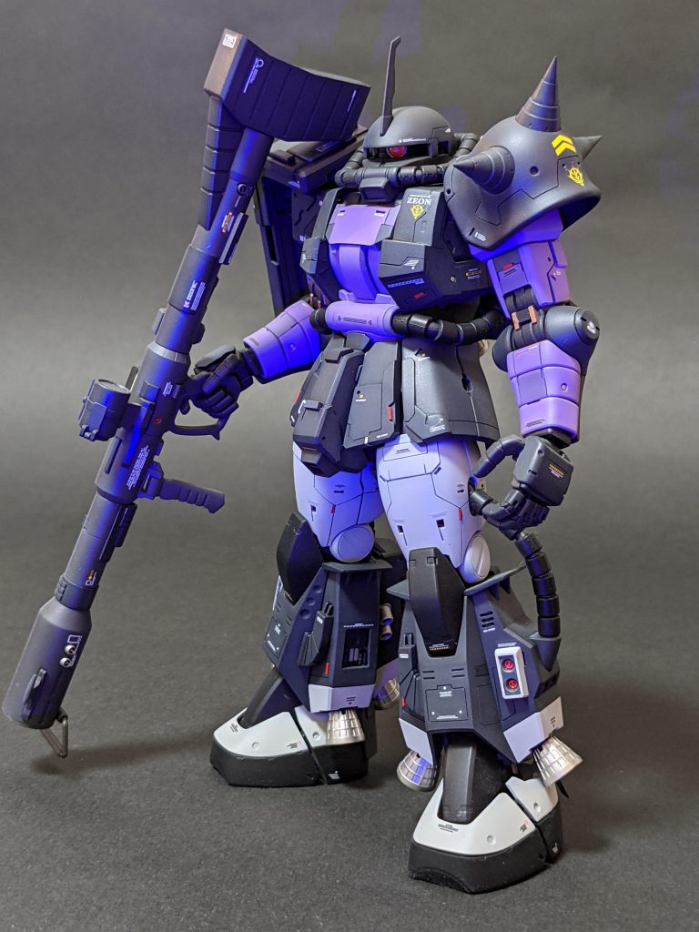 塗装は苦手ですが、下手なりにうっすらグラデーションをかけてます。モノアイは蛍光塗料を使用してひからせてます。