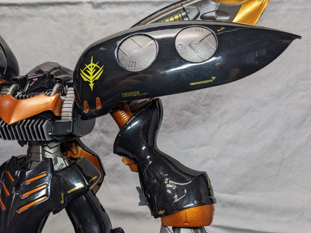 機体各所に金メッキのデカールを使用。角度によっては見えないという写真泣かせの仕様w