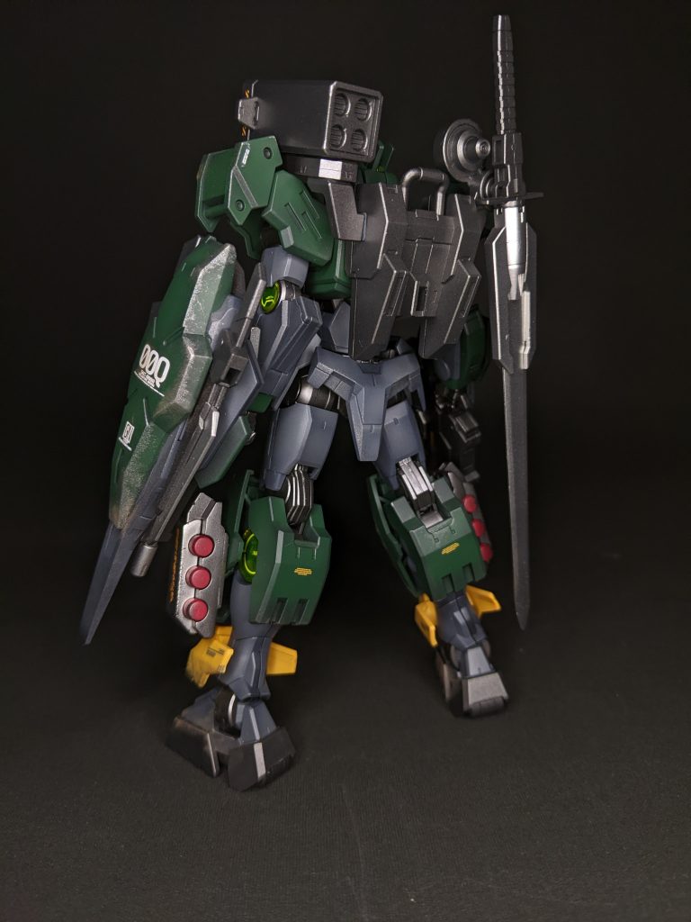 すごくわかりにくいのですが、膝や肘部分のクリア部分は付属のシールからHGクアンタ用ガンダムデカールに変更してます。