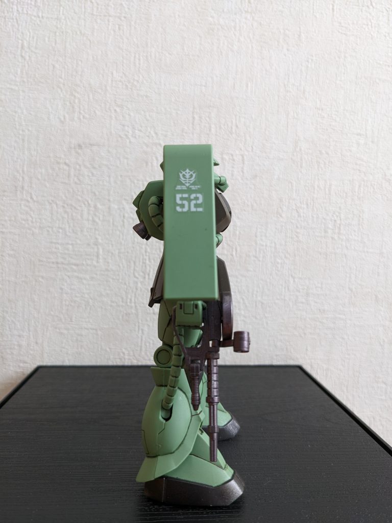 右側面。数字は製作者の満年齢です😅後ハメ加工無しの説明書通りの組み立て、合わせ目消し無し(接着剤の匂い苦手なヘタレモデラー💦)、成形色活かした最低限の塗り分け(流石にマッキーは使わんかったケド😅)など、「あの頃」のお気楽モデリング(今もだけど💦)の再現に徹しました😆