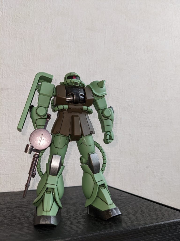 そんなmemoryに急に浸りたくなり(←年寄り😅)、かと言って旧キットをそこそこのクオリティーで仕上げるだけの腕も根気も時間も無いので、接着剤不要で組みやすいFGで代替しました。モノアイは、RGシャアズゴックで使わなかったシールを、マーキングはRG量産型ザクの余り物をそれぞれ使用。残ったシールは取っておくもんですね😆