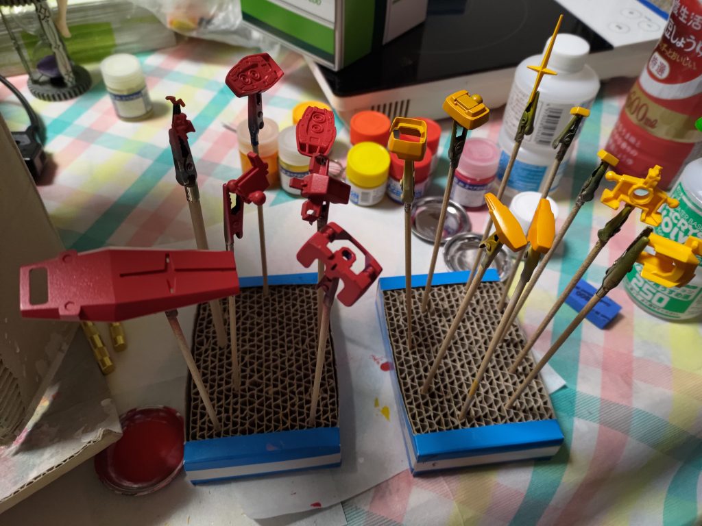 普通に組んで塗装しただけでふ。手を加えたところはアンテナのフラッグ切り飛ばしたのとパーツのヤスリがけぐらい。改造するとイベントのガンプラバトルのやつで読み込まれないみたいなので。