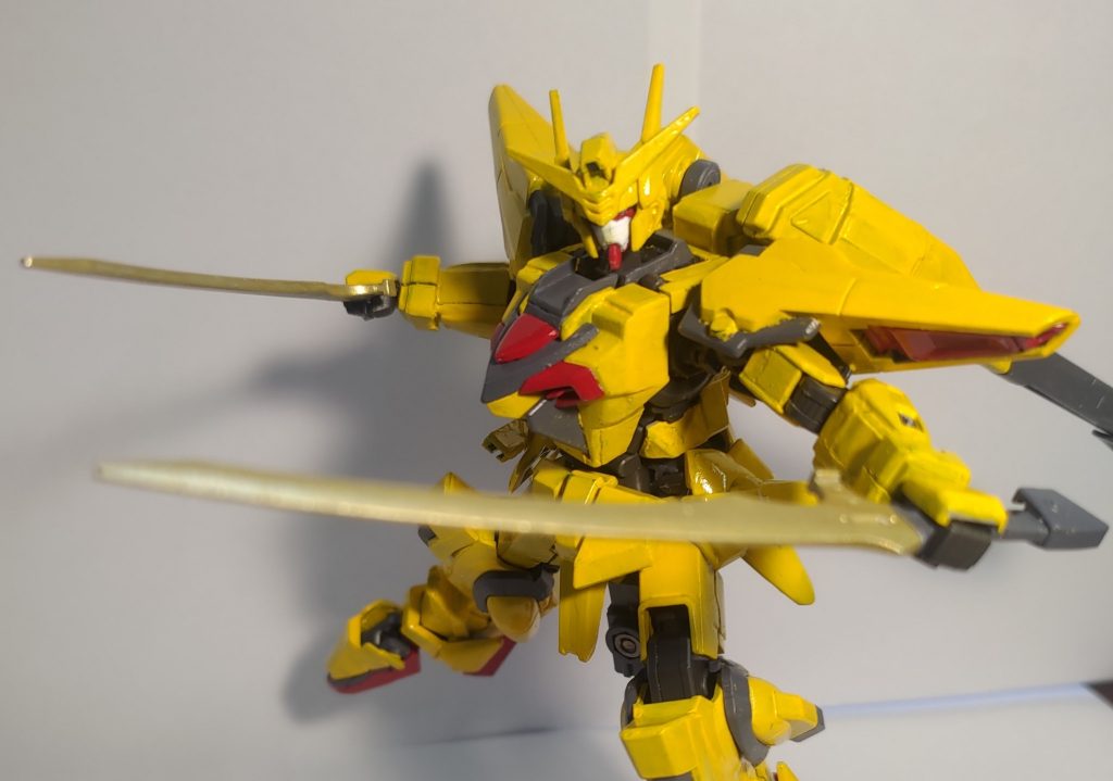 双刀「オオワシ」です。名前は、今回のガンダムフレームの犠牲になったバックパックから名づけられていますが、こちらの兵装はアカツキからの流用ではありません。