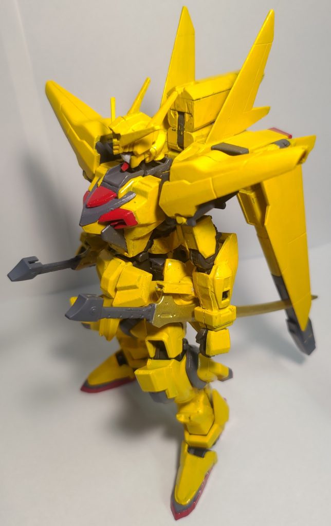 背面に大気圏内飛翔用追加兵装「オオトリ」を装備した姿です。大気圏外および地上戦闘では、本兵装を装備する意義はほとんどありません。基本形態の推力で十分戦闘可能となります。反対に、機体の堅牢性を含めて制空能力は高いが装甲素材のせいで機体重量が重いことによる、小回りが利かないというデメリットが大きすぎるゆえに、大戦時はほとんど使用されなかったという設定です。