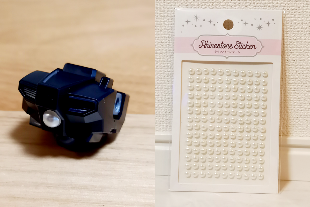 元キットにあった胸部に玉のディテールを再現するために、100均で買ったビーズを貼り付けました。