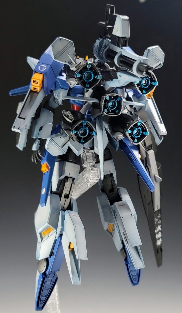 バックショットです。バーニア内部はガンマカのコスモメタブルーを。青天の霹靂がテーマなので機体は青いヒロイックさと稲妻のような高機動&高火力さを表現したつもりです