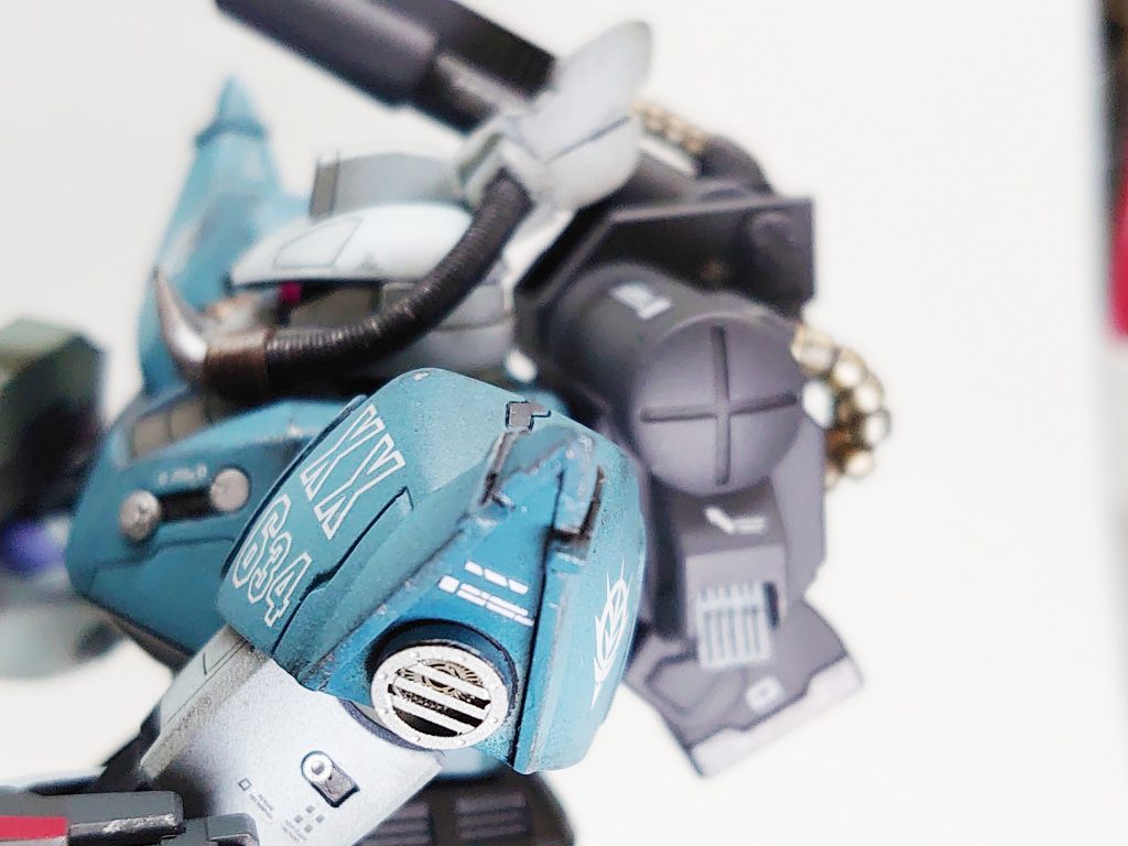 肩のバーニア  奥にもチラ見えするの気に入ってます。  後ろのリュックサックにwaveのディテールパンチを使ったシイタケもちょこっと。