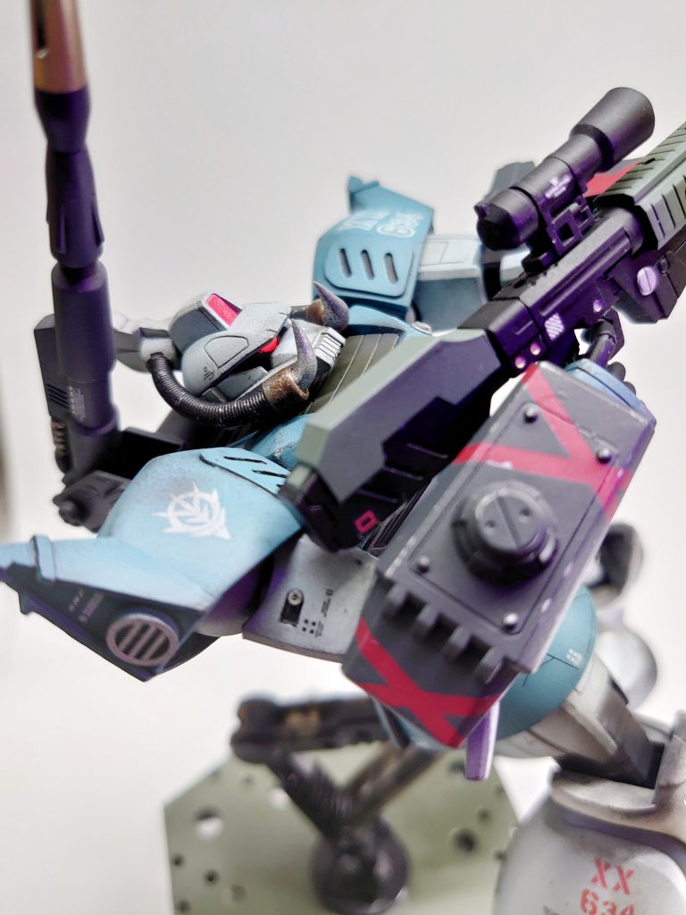 牙は伸ばしランナーで 少し炙ってクイッと曲げました。モノアイは少し奥まってて最初は全然見えない感じだったので 蛍光ピンクをぬりました。