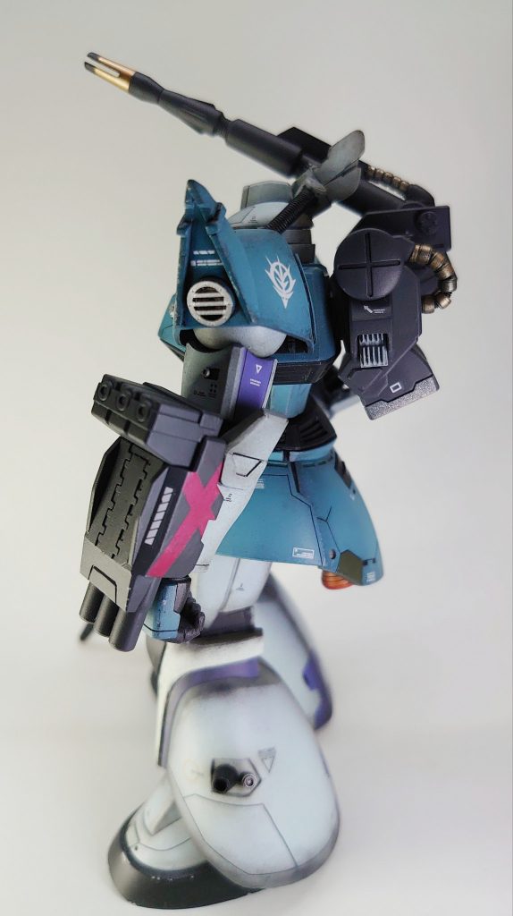 頭のトサカや肩のトンガリ  ひじの装甲はプラ板重ねたりプラ棒で工作しました。リュックサック、 キャノンの動力パイプもビルドパーツ&ハイキューパーツのを付け替えてカッコよくなりました。