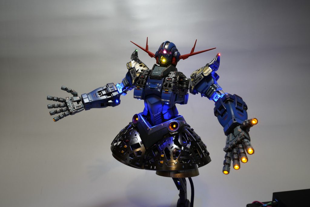 腰のメガ粒子砲と肩のナビゲーションライトは点滅して光ります。