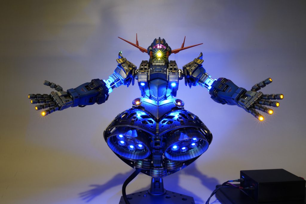 口のメガ粒子砲をキャンドルのように揺れて光ります。