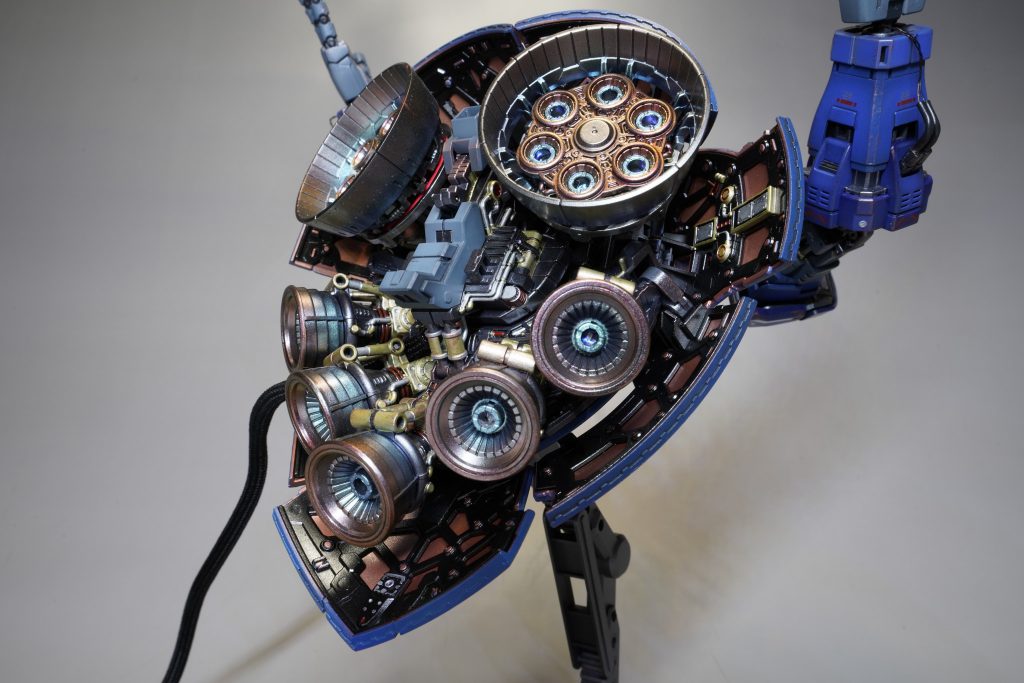 細かいメカ部分はエナメル塗料でコツコツでした。💦LED用の手を取り外せるように腕にコネクタを付けて指関節を曲げられる手を部品購入しました。