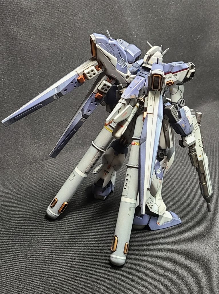 ファンネルをオミットした分、スラスターを配置してあります。ファンネルラックの側面、白い部分はプラ板でボリュームアップしてあります。