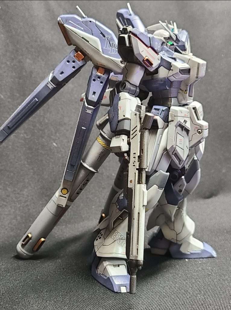 左右3基ずつあるフィンファンネルは、開きの角度が付きすぎで大袈裟に見えるので(あくまでも個人の見解です)、本キットで唯一可変するギミックのある、一番上のファンネルを使わないことにしました。