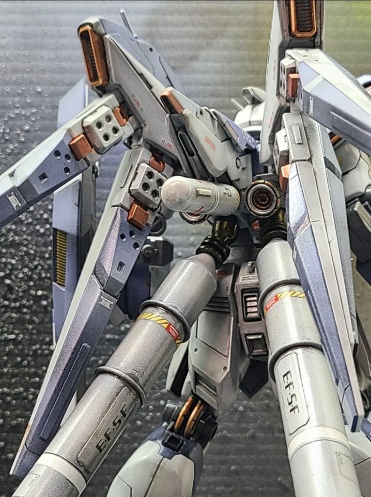 後方からのアオリ。メインのバーニアは、七式ガンプラ部さんの「七式スラスターセット01」を使用しています。