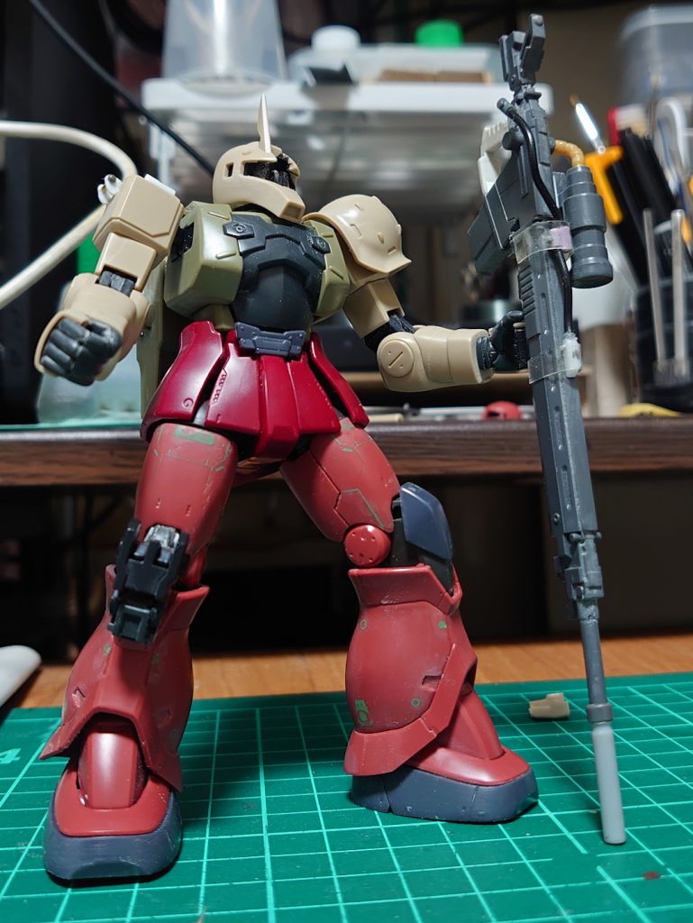 上半身は残したかったので、腹の可動軸をパテで無理やり埋め込みなんとか下半身と繋げました。足のディティールは野暮ったかったので、パテで消しました。膝のニーパッドはなかなか苦労しました。