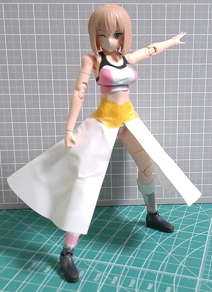 このコートはプラペーパーで試作。長さと巻きの角度のチェックです。