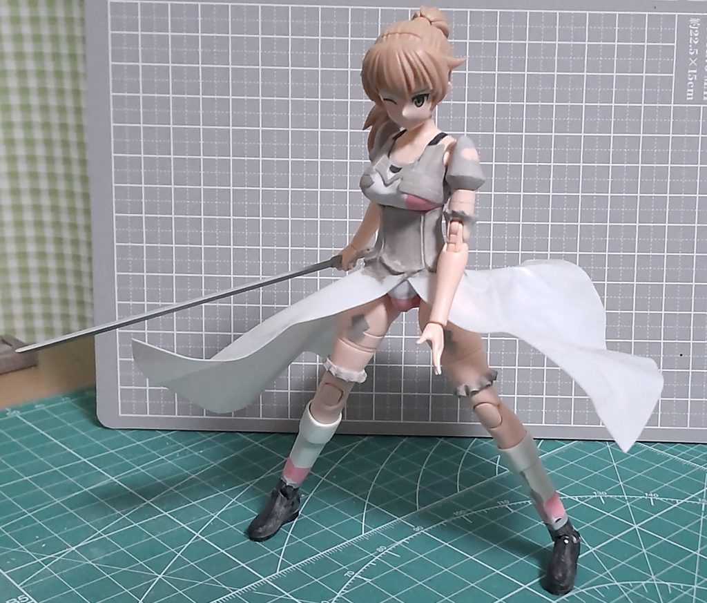 本番用のコートを作ります。ヒートガンなどありませんのでドライヤーで加工します。