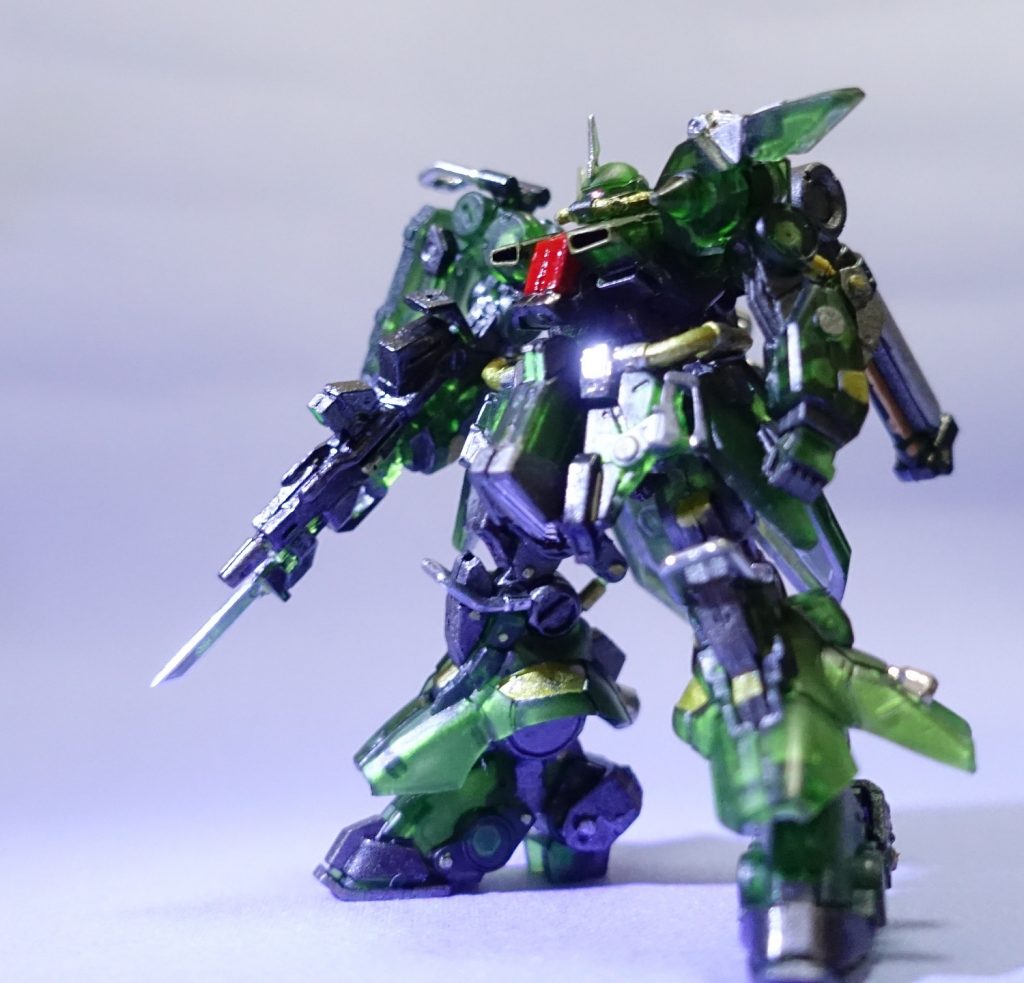 おお、確かに陰影が目立って深みがまして、メカニックモデルのようにも見えなくもない。わりとイケてるかな? ただ、ナイチンゲールと面構成がぜんぜん違うので、同じようにはならないか。上半身は特に細かく複雑な構造なので、効果が現れにくいかも。