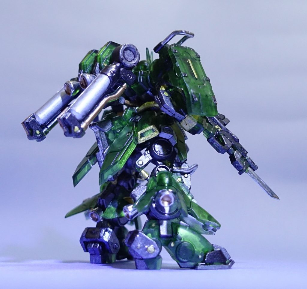 部分塗装するだけで、だいぶおもちゃっぽさはなくなる。光の当たり加減でいろいろな表情を見せるので、独特の深みが面白い。キャンディー塗装とはまた異なる表現になる。