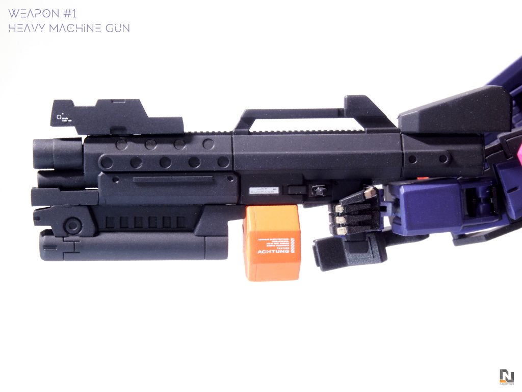 銃火器はビャクチのものを芯に30MMのパーツでデコレーション。グレネード付きのヘビーマシンガンという設定です。改造した腕部構造との都合上、ライフルストックの形状は切断、再接着して変更しました。