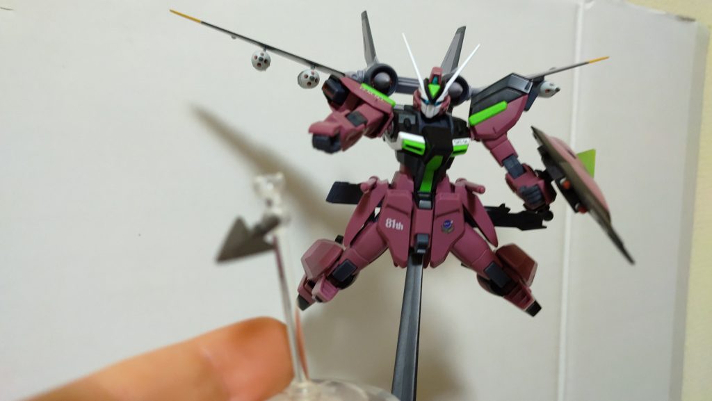 フリーダムの盾を破壊したかの有名なスティレット核パックとドッペルホルンにつけてくれたのは心にくいはからいでした。いやはじめからつけてくれ。このシーンでちゃんと腰にライフルをしまってるんですよね。こういう芸コマな演出好きです。スティレットといえば最終回でザクの頭に刺さってるのがあるんですけどあれ残ってるってことは不発弾だったんでしょうか、あるいは至近で使用する時のために信管起動/不起動を切り替えられるんでしょうか