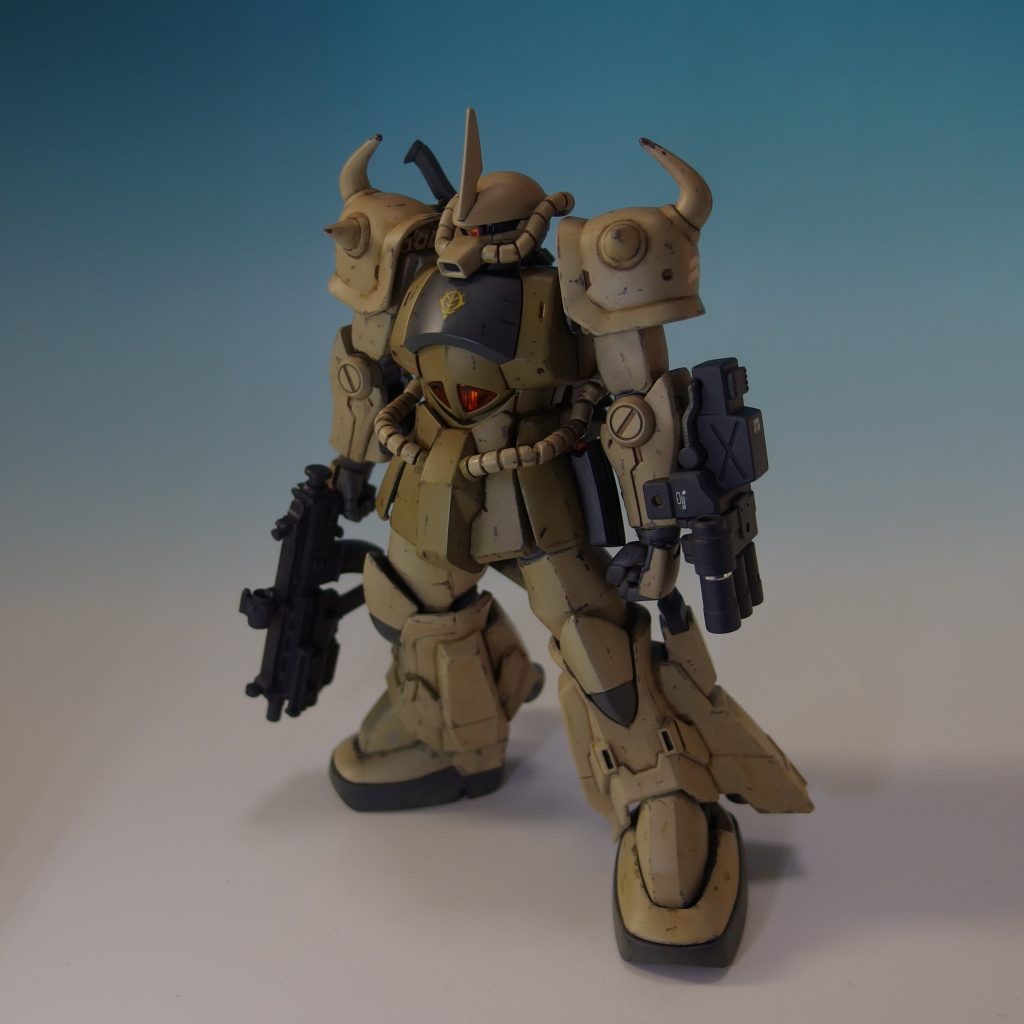 コトブキヤのアサルトライフルを持たせ、自作の予備マガジンを左腰に装備、弾丸も作ってます。