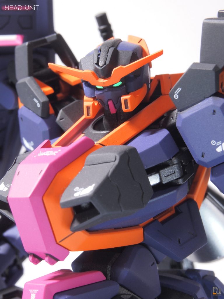 頭部アップ。ビャクチのものをベースに、角を切り落とし、フェイスをガンダム顔に。当初はEGストライクのものをはめ込む想定でしたが、洗浄時に紛失(!)したので急遽「ガンダムサバーニャ」のものに変更。結果悪役っぽくなってかえってよかったかも?と思います。