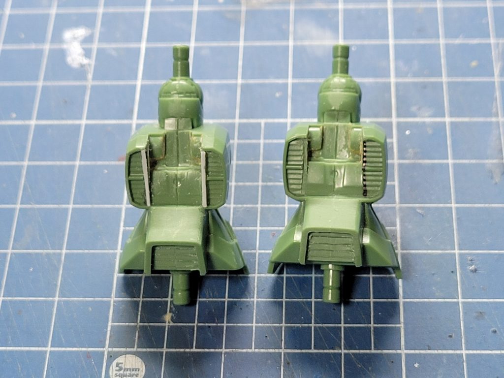 脚部スラスターの加工部分。左が加工済み。