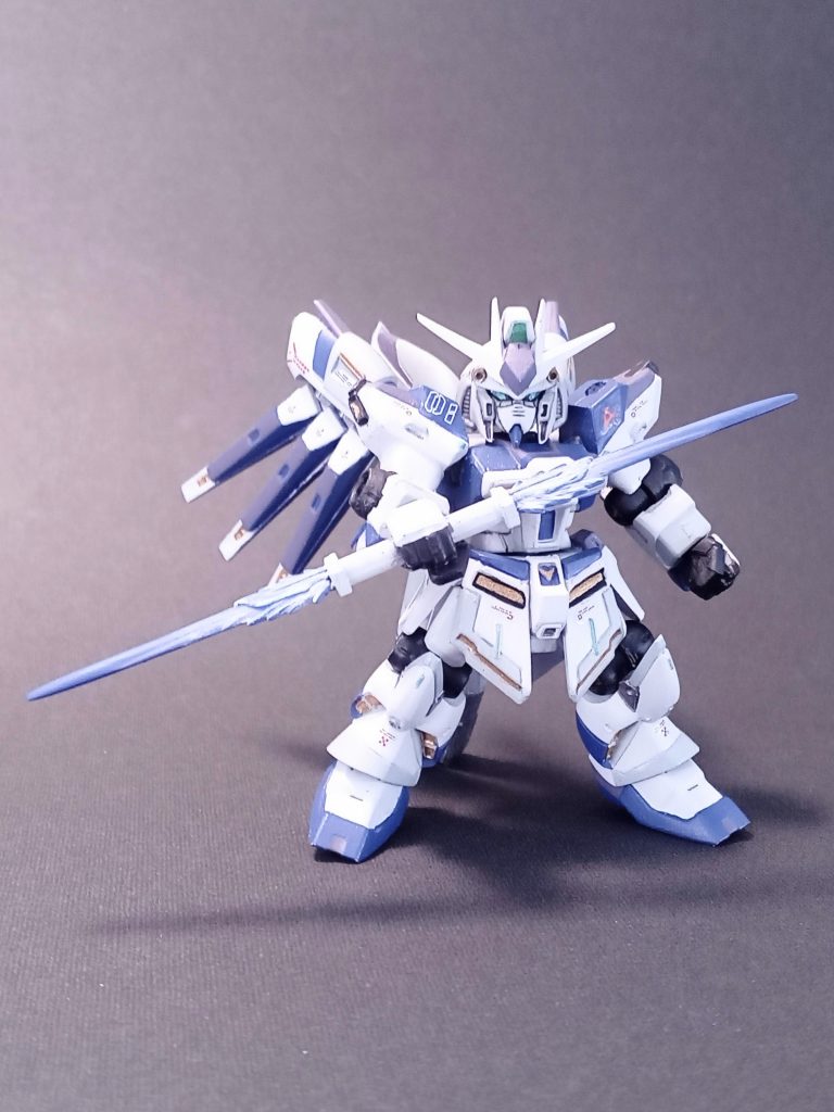 武器セットのビームサーベルを2本使って、なんちゃってです。