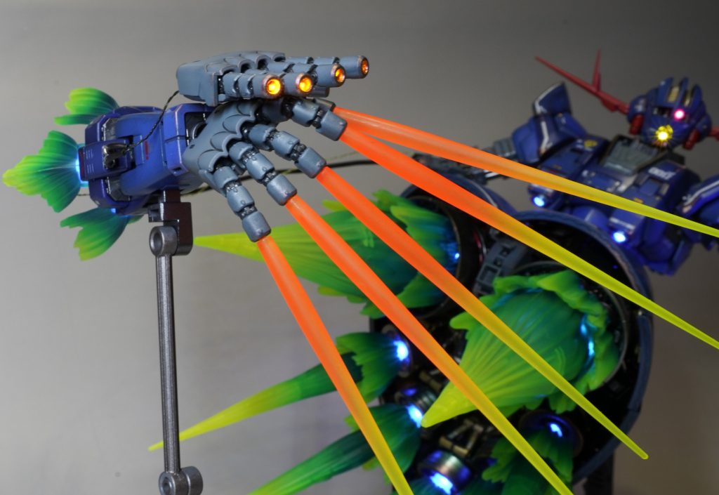 指先から付け根まで穴を開けてLEDを配線、固定するために真鍮線を入れて接着しました。エフェクトパーツを付けて発光させること断念して手を部品購入してエフェクトパーツつけました。